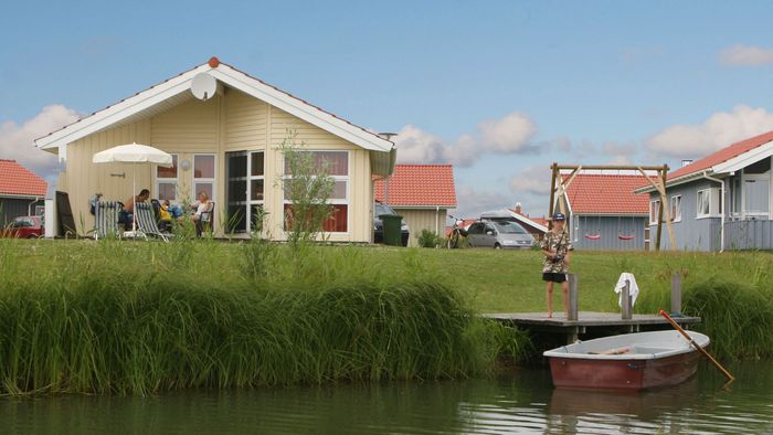 Ferienpark Otterndorf mit eigenen Bootsstegen